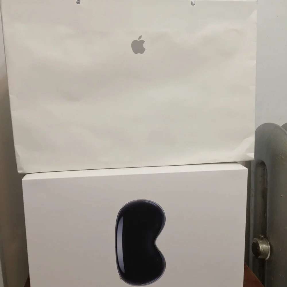 Apple Vision Pro Empty Box And Shopping Bag Only. Please Noted it’s ONLY EMPTY